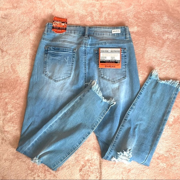 NWT High Rise Distressed Jeans - Picture 5 of 7